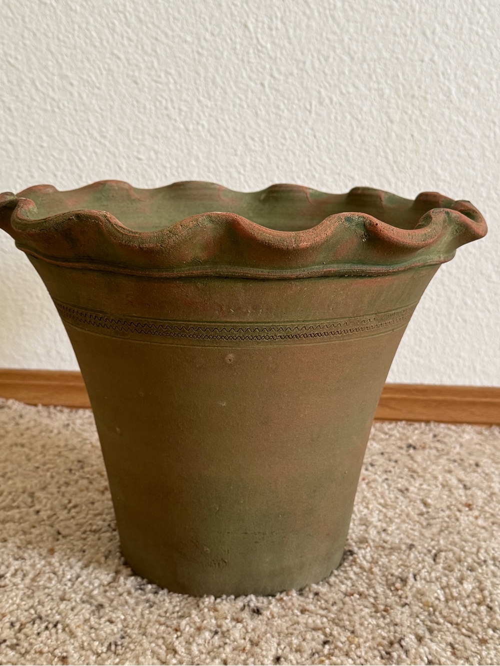 G. Wolff & Co. 2007 #10 Ruffled Edge Planter Flower Pot - Picture 4 of 11